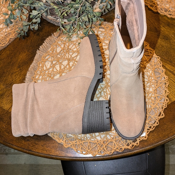 BN with Macy's Box Bella Vita Taupe Slough Leather Ankle Bootie. Size 7 - Picture 5 of 10